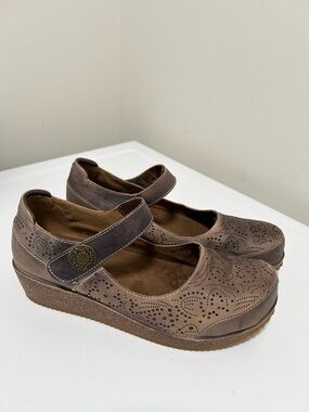 L’Artiste Mary Jane Wedges Brown Size 9.5 - 10 US 41 EU